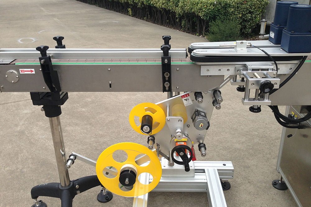 Máy dán nhãn chai vuông