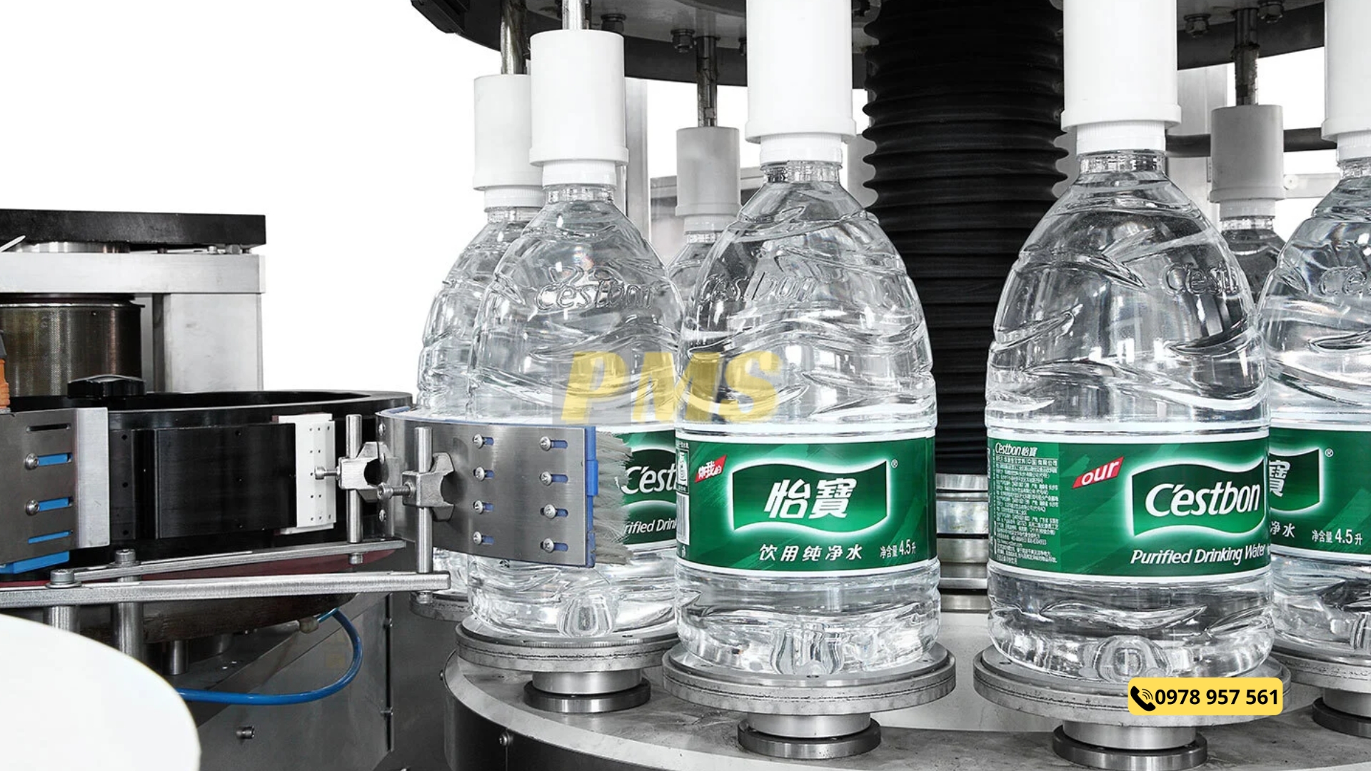 Máy dán nhãn chai nước suối
